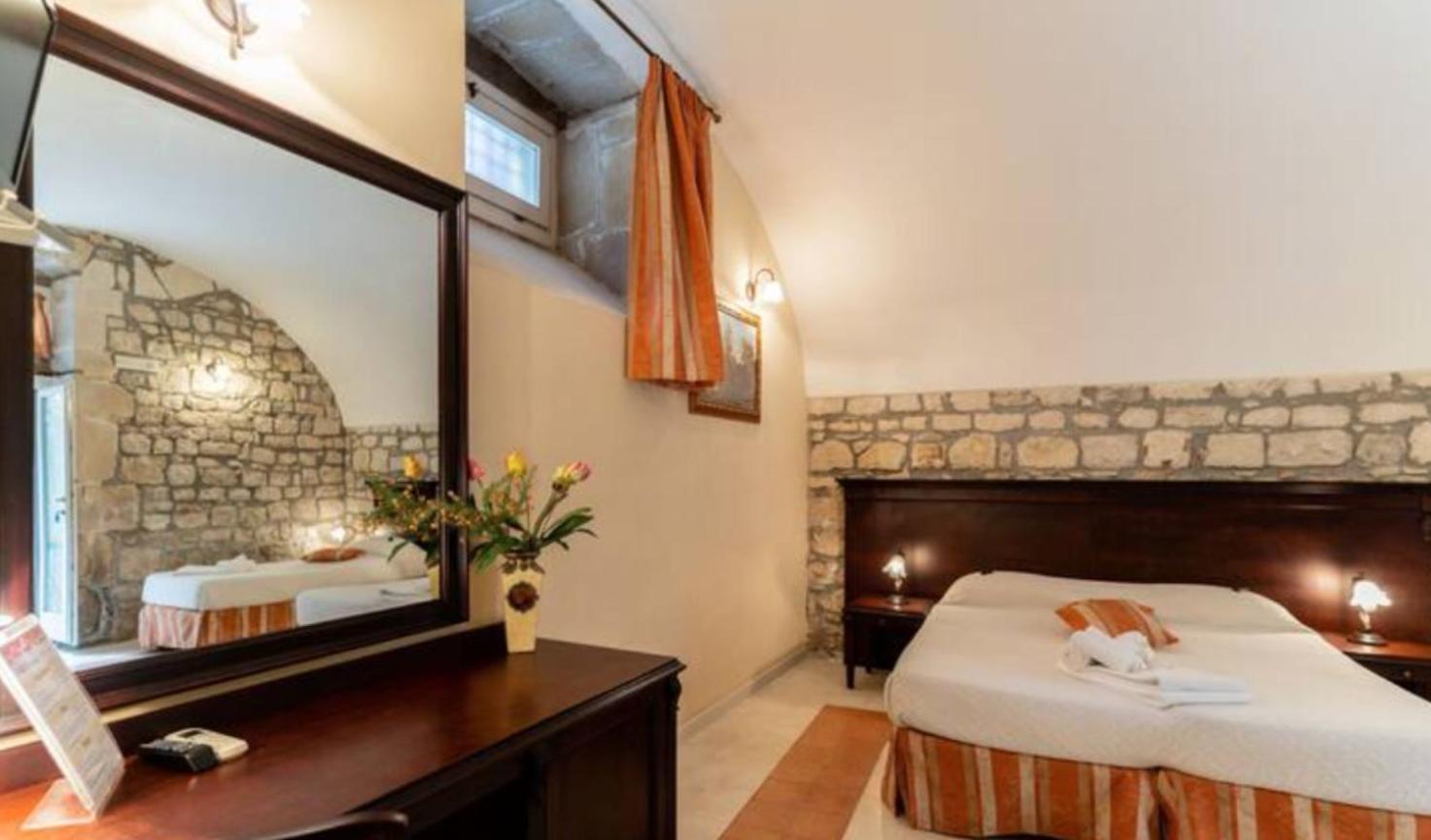 Palazzo Il Cavaliere B&B De Charme โมดิกา ภายนอก รูปภาพ