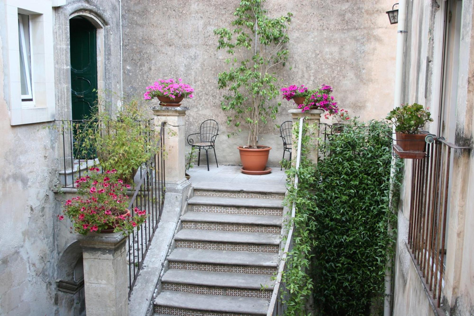 Palazzo Il Cavaliere B&B De Charme โมดิกา ภายนอก รูปภาพ